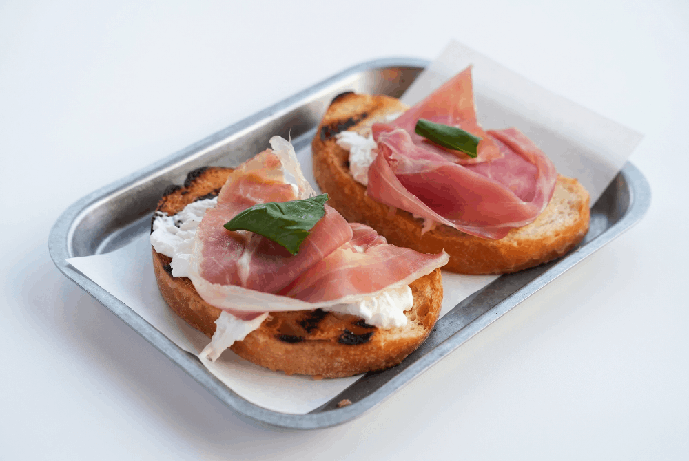 Bruschetta crudo e stracciata